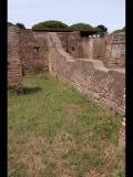 08158 ostia - regio v - via della fortuna della annonaria - edificio (v,iv,2) - 2. raum von westen - bli ri nordosten - 06-2024.jpg